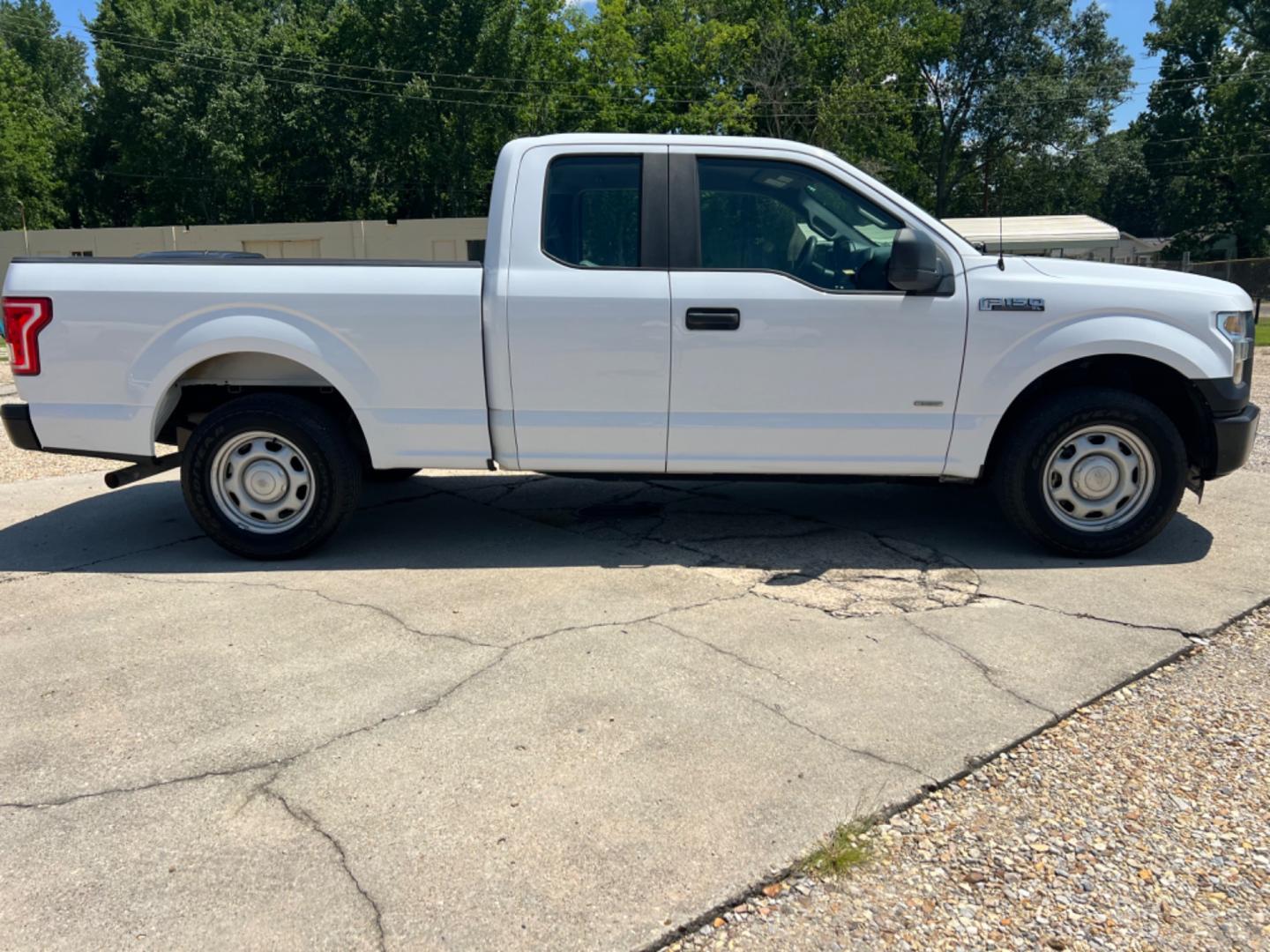 2016 White /Grey Ford F-150 XL (1FTEX1CP7GK) with an 2.7 V6 EcoBoost engine, Automatic transmission, located at 4520 Airline Hwy, Baton Rouge, LA, 70805, (225) 357-1497, 30.509325, -91.145432 - 2016 Ford F150 SuperCab XL ***One Owner*** 2.7 V6 EcoBoost Gas, 182K Miles, Clean Truck, Power Windows, Locks & Mirrors, Cold A/C, Tow Pkg. FOR INFO PLEASE CONTACT JEFF AT 225 357-1497 CHECK OUT OUR A+ RATING WITH THE BETTER BUSINESS BUREAU WE HAVE BEEN A FAMILY OWNED AND OPERATED BUSINESS AT THE S - Photo#4